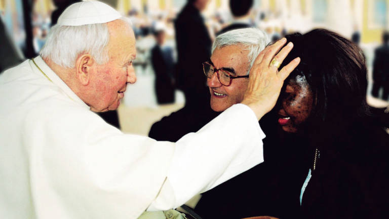 Vent’anni fa l’ex prostituta liberata da don Oreste Benzi incontra il Papa Vent’anni fa l’ex prostituta liberata da don Oreste Benzi incontra il Papa