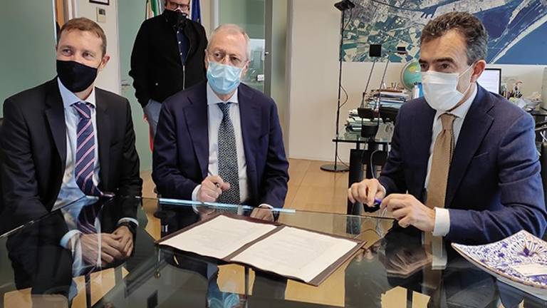 Hub portuale, storica firma. Lavori al via tra cinque mesi Hub portuale, storica firma. Lavori al via tra cinque mesi