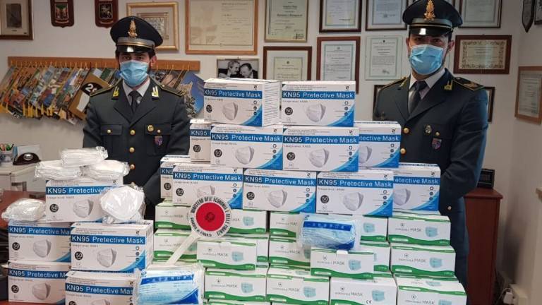 Faenza, sequestrate 6.400 mascherine dalla finanza Faenza, sequestrate 6.400 mascherine dalla finanza