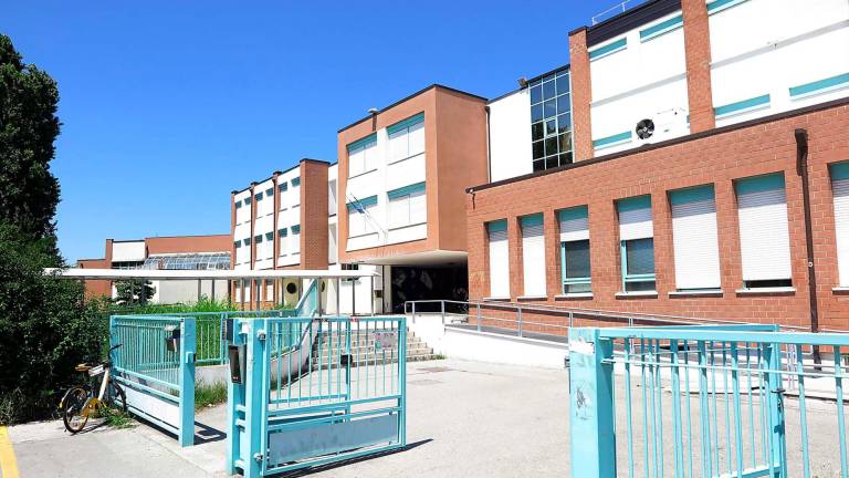 Rimini, danni e un secchio di feci dentro l’aula: raid dei vandali al liceo Serpieri Rimini, danni e un secchio di feci dentro l’aula: raid dei vandali al liceo Serpieri