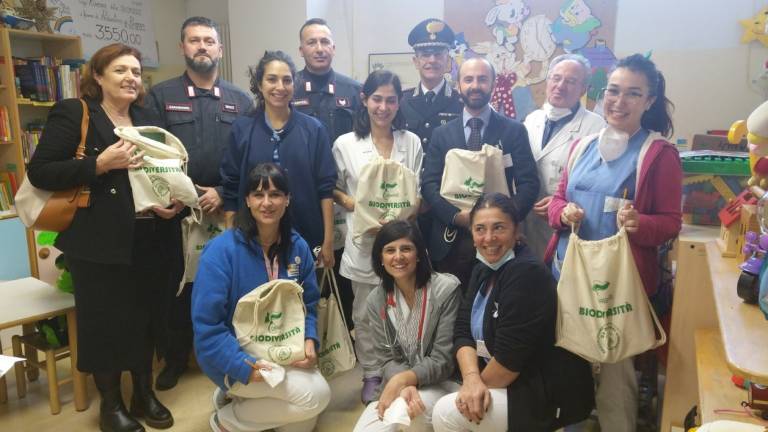 Dai Carabinieri della Biodiversità di Punta Marina gadget e doni ai pazienti di Pediatria Dai Carabinieri della Biodiversità di Punta Marina gadget e doni ai pazienti di Pediatria