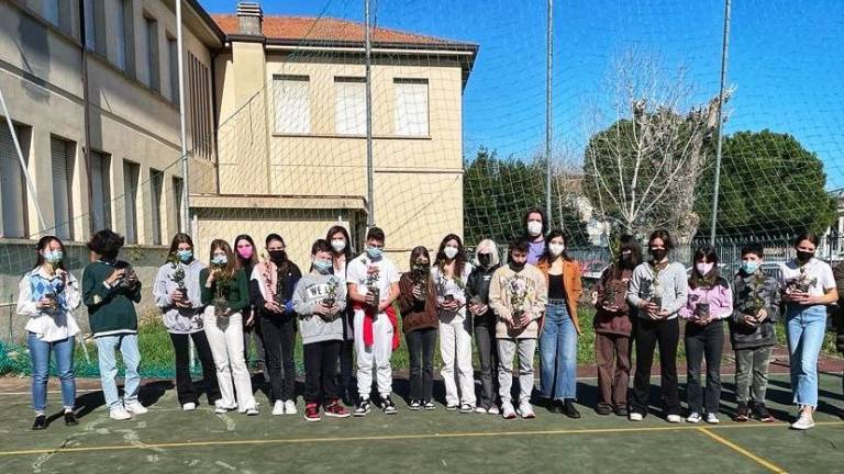 Savignano, 365 nuovi alberelli regalati agli studenti delle medie Savignano, 365 nuovi alberelli regalati agli studenti delle medie