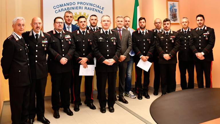 Ravenna, salvarono la vita ad un neonato e sventarono un suicidio: premiati tre giovani Carabinieri Ravenna, salvarono la vita ad un neonato e sventarono un suicidio: premiati tre giovani Carabinieri