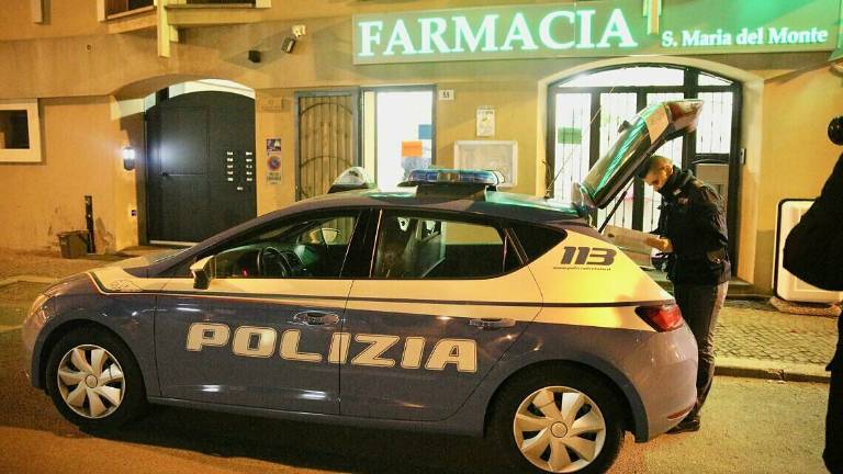 Bandito rapina cliente fuori dalla farmacia alla stazione di Cesena Bandito rapina cliente fuori dalla farmacia alla stazione di Cesena