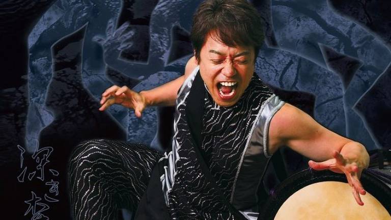 Eto con il suo tamburo fonde musica e danza: un tripudio di energia Eto con il suo tamburo fonde musica e danza: un tripudio di energia