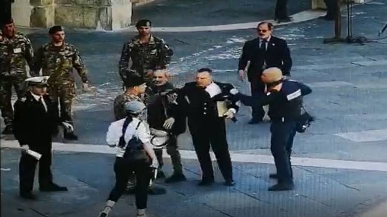 Accoltellato in piazza a Ravenna, ecco il VIDEO Accoltellato in piazza a Ravenna, ecco il VIDEO