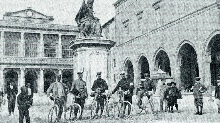 Fatti e personaggi: patente e prime norme per i ciclisti Fatti e personaggi: patente e prime norme per i ciclisti