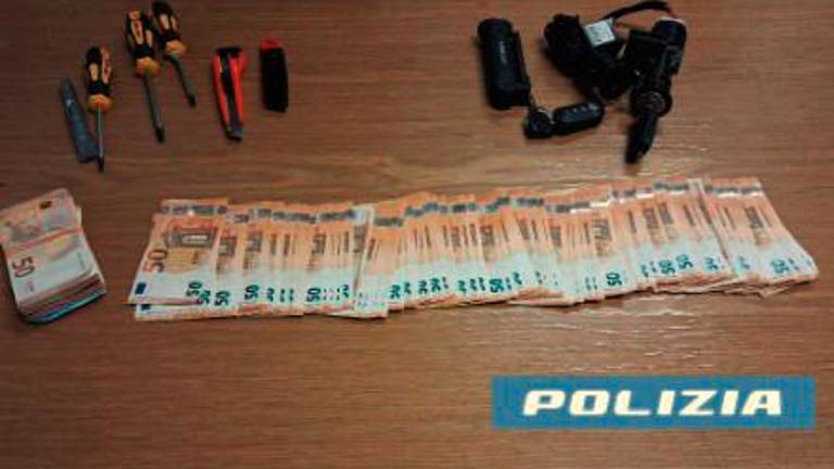 Rubicone. Sull’auto rubata con cacciaviti, martelli, cesoie e 8.000 euro in contanti Rubicone. Sull’auto rubata con cacciaviti, martelli, cesoie e 8.000 euro in contanti