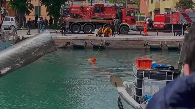 Rimini. Si getta nelle acque del porto canale con l’auto e muore. Il pescatore: “Così ho provato a salvarlo” VIDEO