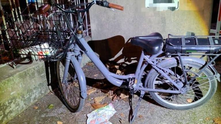 Una delle biciclette ritrovate dalla polizia locale Una delle biciclette ritrovate dalla polizia locale