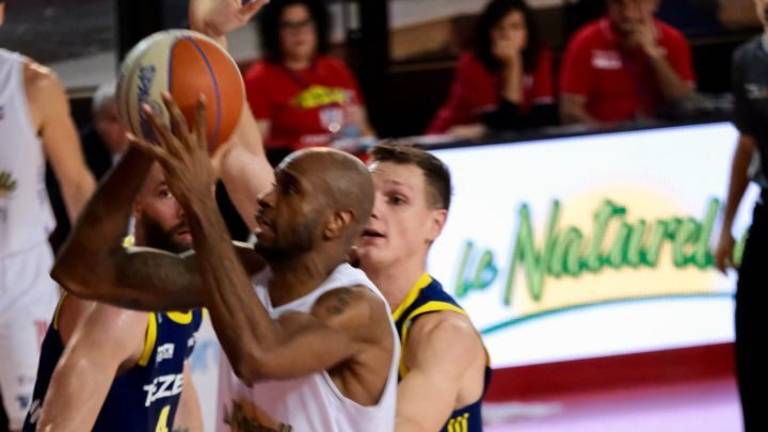 La Naturelle respinta a Verona (87-70) La Naturelle respinta a Verona (87-70)