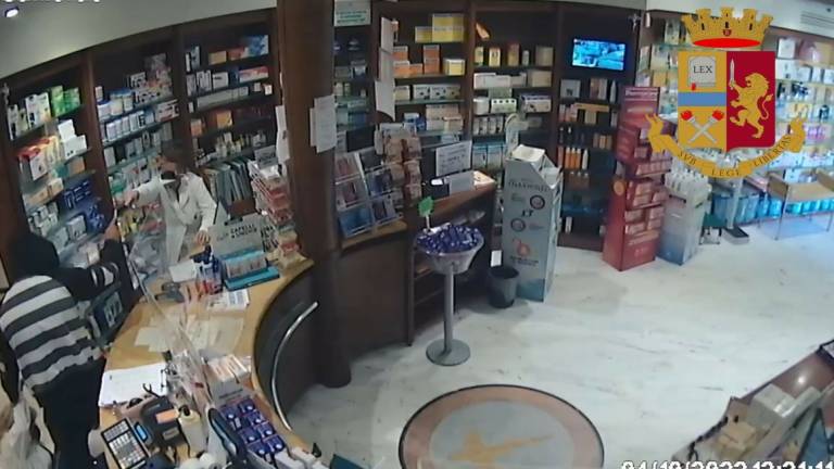 Forlì, arrestato il rapinatore della farmacia Barboni Forlì, arrestato il rapinatore della farmacia Barboni
