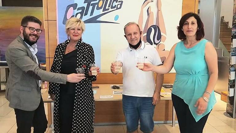 Cattolica, la famiglia Fini premiata per mezzo secolo di fedeltà alla Regina dell'Adriatico Cattolica, la famiglia Fini premiata per mezzo secolo di fedeltà alla Regina dell'Adriatico