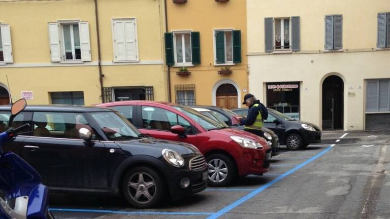 Cesena: ausiliari abilitati a multare tutti i tipi di sosta vietata Cesena: ausiliari abilitati a multare tutti i tipi di sosta vietata