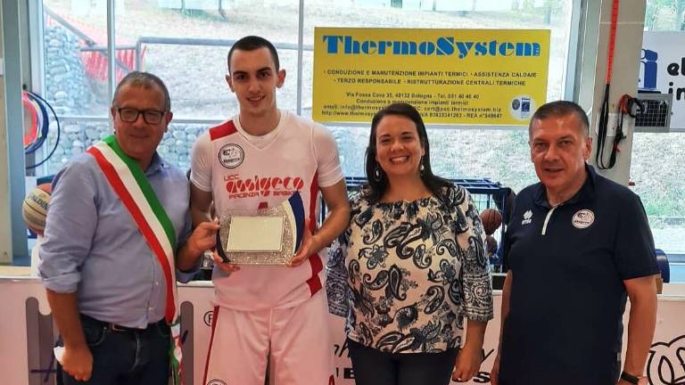 Castel San Pietro, Lorenzo Deri premiato dal sindaco dopo lo scudetto nel basket Castel San Pietro, Lorenzo Deri premiato dal sindaco dopo lo scudetto nel basket