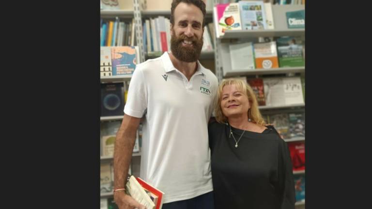 Basket, a Lugo il capitano dell'Italia Gigi Datome visita la libreria alluvionata che aveva aiutato Basket, a Lugo il capitano dell'Italia Gigi Datome visita la libreria alluvionata che aveva aiutato
