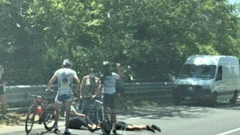 Dovadola, ciclista urta furgone, portato al Bufalini in elicottero Dovadola, ciclista urta furgone, portato al Bufalini in elicottero