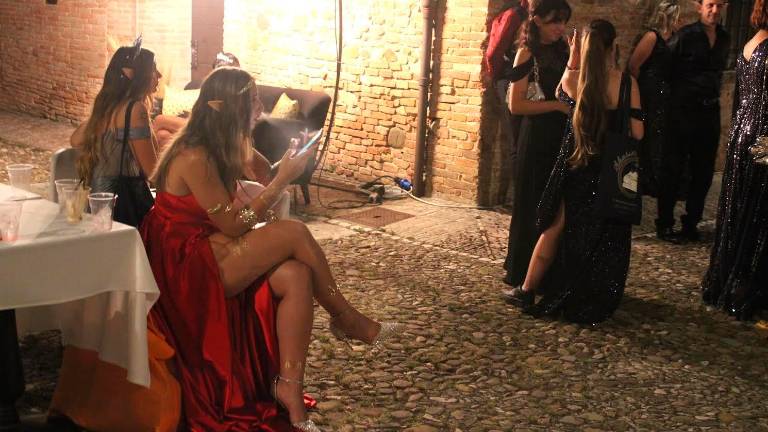 Longiano, il fantasy romantico fa sognare oltre 300 appassionati di Velaris Longiano, il fantasy romantico fa sognare oltre 300 appassionati di Velaris