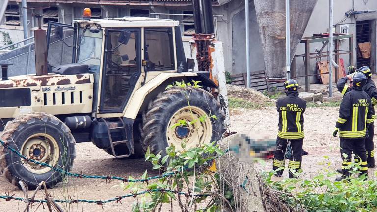 Incidente mortale sul lavoro a Montescudo: agricoltore ucciso dalle forche del trattore Incidente mortale sul lavoro a Montescudo: agricoltore ucciso dalle forche del trattore