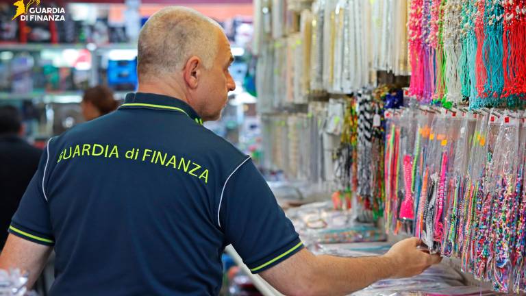 Rimini, Notte Rosa e notte “tarocca”: sequestrati 300mila articoli illegali e 15mila pupazzi virali VIDEO Rimini, Notte Rosa e notte “tarocca”: sequestrati 300mila articoli illegali e 15mila pupazzi virali VIDEO