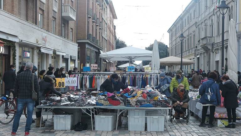 Rimini, rubano al mercato: arrestate tre donne Rimini, rubano al mercato: arrestate tre donne