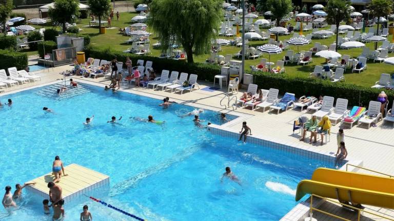 Lugo, in piscina baby gang ruba e infastidisce Lugo, in piscina baby gang ruba e infastidisce