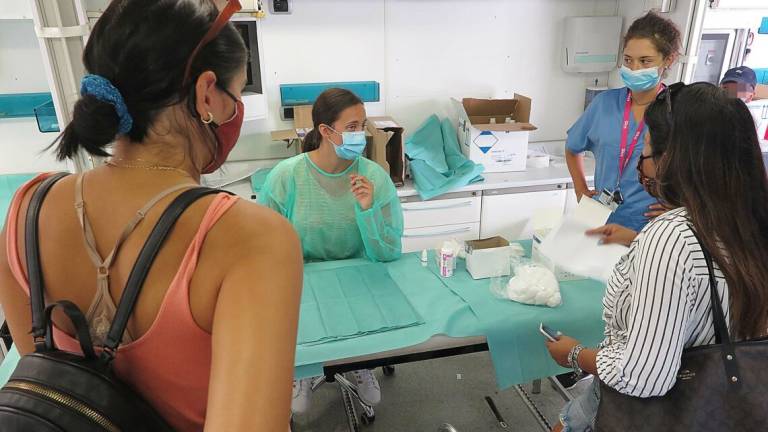 Covid. Da lunedì 21 tamponi rapidi gratis nelle farmacie Covid. Da lunedì 21 tamponi rapidi gratis nelle farmacie