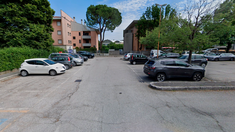 Cesena, manutenzione del verde pubblico: divieti in Piazzale Sirotti in zona Vigne Cesena, manutenzione del verde pubblico: divieti in Piazzale Sirotti in zona Vigne