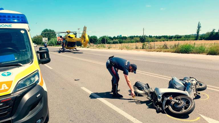 Rimini. Scontro sulla Via Emilia: scooterista trasportato in elicottero Rimini. Scontro sulla Via Emilia: scooterista trasportato in elicottero