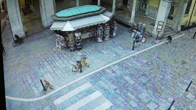 Faenza, ruba bici e deride la vittima. Incastrato dalle telecamere Faenza, ruba bici e deride la vittima. Incastrato dalle telecamere