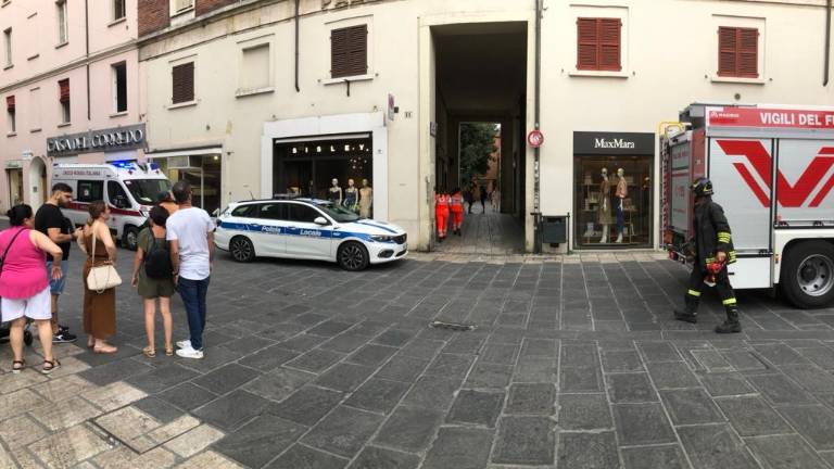 Calcinacci cadono in strada e sulla gente in pieno centro a Cesena Calcinacci cadono in strada e sulla gente in pieno centro a Cesena