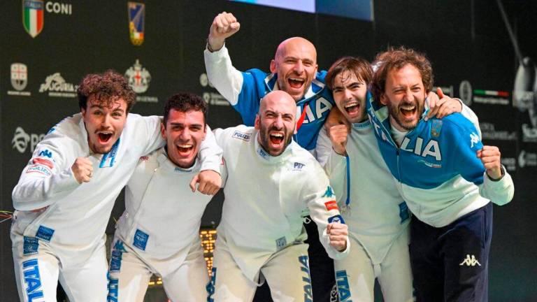 La squadra azzurra di spada festeggia la medaglia di bronzo con Matteo Galassi, secondo da destra, ancora protagonista La squadra azzurra di spada festeggia la medaglia di bronzo con Matteo Galassi, secondo da destra, ancora protagonista