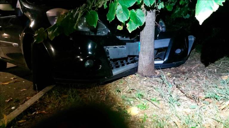Savignano. Alcol al volante, esce di strada e sfascia l’auto contro un albero Savignano. Alcol al volante, esce di strada e sfascia l’auto contro un albero