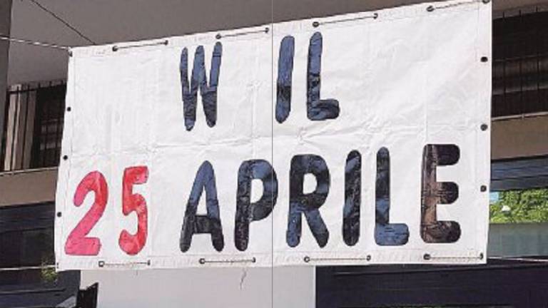 Ravenna, strappato e rubato lo striscione del 25 aprile Ravenna, strappato e rubato lo striscione del 25 aprile