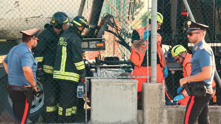 Riccione. Incidente sul lavoro al cantiere: autista schiacciato dal camion durante una riparazione Riccione. Incidente sul lavoro al cantiere: autista schiacciato dal camion durante una riparazione