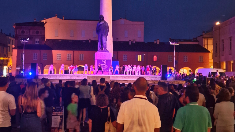Lugo, il centro cittadino si accende con i “Mercoledì sotto le stelle” Lugo, il centro cittadino si accende con i “Mercoledì sotto le stelle”