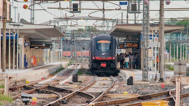 Maltempo, riattivata la linea ferroviaria Rimini-Ravenna Maltempo, riattivata la linea ferroviaria Rimini-Ravenna