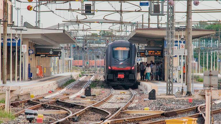 Ravenna, parapiglia sul treno: due ragazzi portati in questura Ravenna, parapiglia sul treno: due ragazzi portati in questura