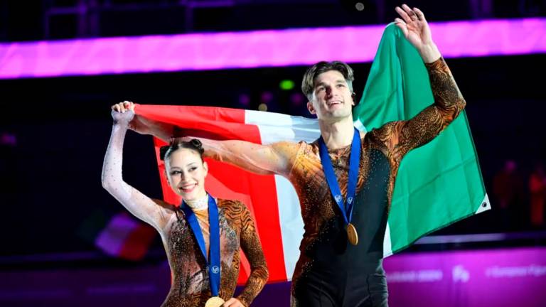 Il riminese Matteo Guarise festeggia la medaglia d’oro europea con il tricolore e la compagna Lucrezia Beccari Il riminese Matteo Guarise festeggia la medaglia d’oro europea con il tricolore e la compagna Lucrezia Beccari
