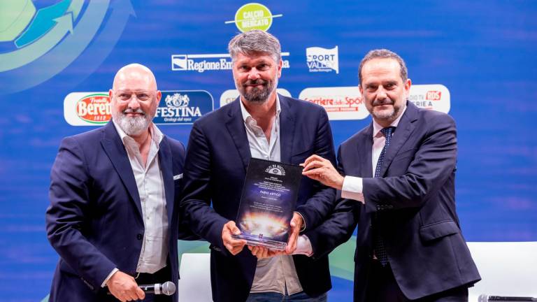 Fabio Artico, direttore sportivo del Cesena con la targa per la vittoria del Cavalluccio in Supercoppa di Serie C Fabio Artico, direttore sportivo del Cesena con la targa per la vittoria del Cavalluccio in Supercoppa di Serie C