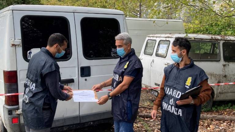 Coriano. Deposito abusivo di carcasse d'auto, sequestrato terreno Coriano. Deposito abusivo di carcasse d'auto, sequestrato terreno