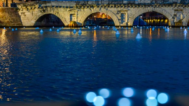 Ultimi giorni per ammirare le 208 boe di Giò Tirotto nella piazza sull'acqua Ultimi giorni per ammirare le 208 boe di Giò Tirotto nella piazza sull'acqua