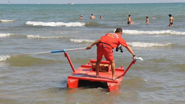 Rimini. Spiaggia libera, servizio di salvataggio nei weekend Rimini. Spiaggia libera, servizio di salvataggio nei weekend