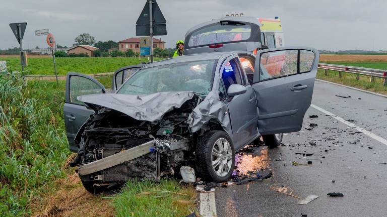 Ravenna, scontro tra auto: sette feriti, uno è gravissimo Ravenna, scontro tra auto: sette feriti, uno è gravissimo