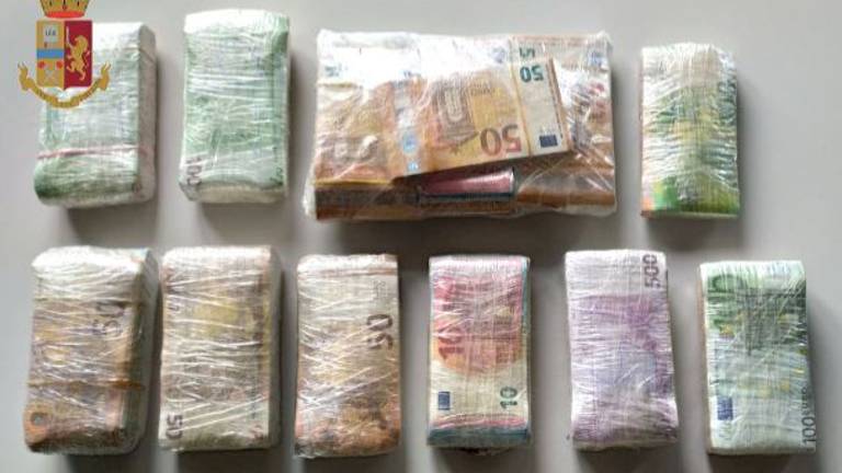 Camion seguito da Massa a Imola. Trovati 172.000 euro e 3kg di coca Camion seguito da Massa a Imola. Trovati 172.000 euro e 3kg di coca