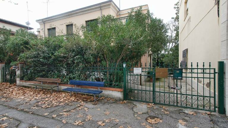 Ravenna, dalla talpa in Questura al santone, fino al maestro di tennis: i complici del medico dei finti vaccini Ravenna, dalla talpa in Questura al santone, fino al maestro di tennis: i complici del medico dei finti vaccini