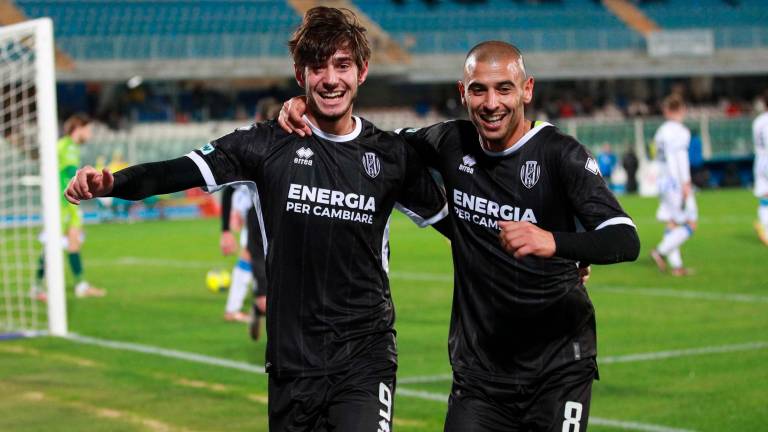 Cristian Shpendi e Saber Hraiech dopo il gol-vittoria di Pescara (Rega) Cristian Shpendi e Saber Hraiech dopo il gol-vittoria di Pescara (Rega)