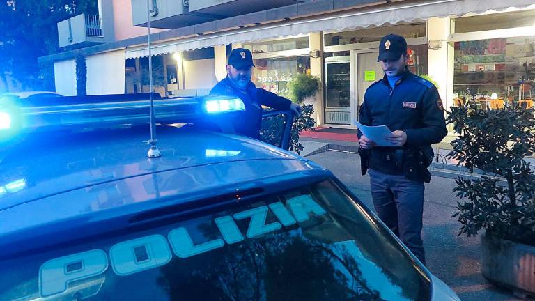 Cade dalle scale e batte la testa: donna trovata morta in un hotel di Rimini Cade dalle scale e batte la testa: donna trovata morta in un hotel di Rimini