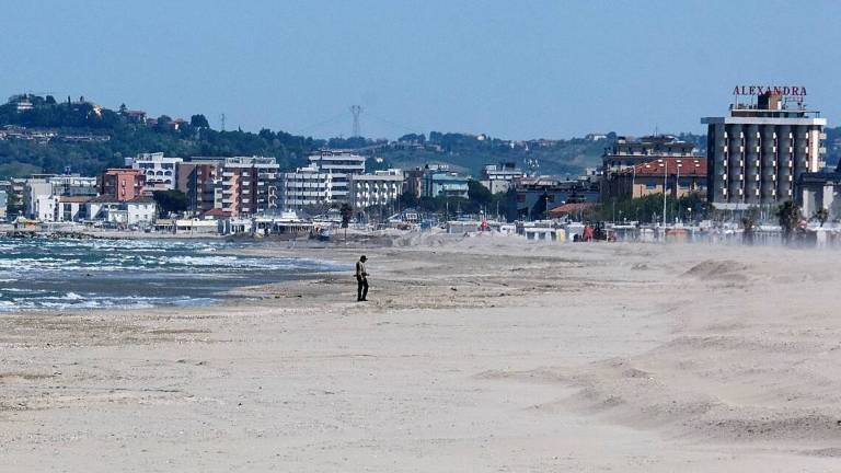 No a passeggiate in spiaggia, Riccione scrive a prefettura e Ausl No a passeggiate in spiaggia, Riccione scrive a prefettura e Ausl
