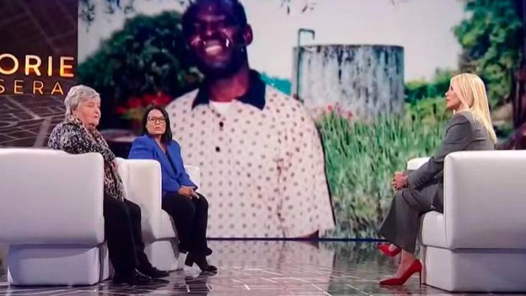 Marisa Degli Angeli e Barbara Iannuccelli nello studio Rai, con la foto di Boke sullo sfondo Marisa Degli Angeli e Barbara Iannuccelli nello studio Rai, con la foto di Boke sullo sfondo